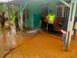 Gotong Royong Polsek Pegasing Bersihkan Rumah Warga Akibat Banjir Bandang