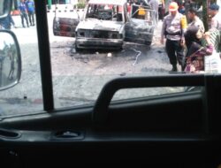 Gerak Cepat Brimob Kompi 3 Batalyon B Pelopor Padamkan Kebakaran 1 Unit Mobil Kijang