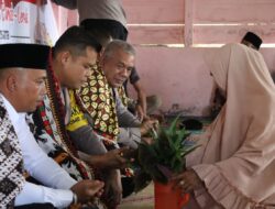 Jumat Barokah Dan Curhat Di Kampung Serule Wakapolres Disambut Ramah Warga Dan Ditepung Tawar