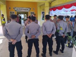 Kapolsek Jagong Jeget Dan Anggota Kawal Pendistribusian Logistik Kotak Serta Surat Suara Pemilu Dari PPK Kecamatan Menuju Gudang Logistik KIP Kabupaten