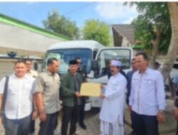 HRD Serahkan Bantuan Empat Unit Bus Sekolah ke Pesantren