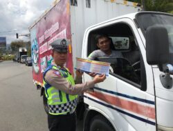 Satlantas Polres Aceh Tengah Bagikan Buku Tertib Berlalulintas Pada Pengguna Jalan