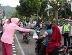 Peringati Hut Yayasan Keumala Bhayangkari Ke 44, Ketua Bhayangkari Cabang Aceh Tengah Bagikan Ratusan Takjil ke Pengguna Jalan