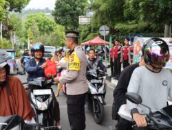 Ramadhan Berkah, Kapolres dan Ketua Bhayangkari Cabang Aceh Tengah berbagi takjil kepada pengendara