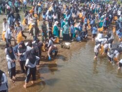 Polres Aceh Tengah Bersama Instansi terkait Bahu Membahu Bersihkan Sampah di Pinggiran Danau Lut Tawar