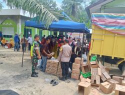 Menjaga Agar Tidak Terjadi Kericuhan.Para Anggota Babinsa Mengawal Jalannya Operasi Pasar Murah