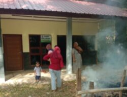 Gontong royong Kader Posyandu,Jum’at Bersih Di Areal Polindes Kampung Reje Payung.