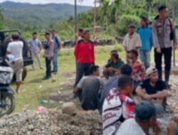 Warga Kampung PantanNangka Melakukan Gotong Royong cor Lapangan Volly.