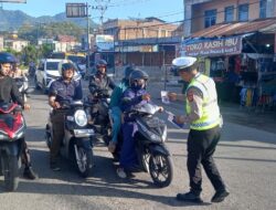 Satlantas Polres Aceh Tengah Edukasi Masyarakat Disertai Pembagian Brosur Keselamatan Berlalulintas