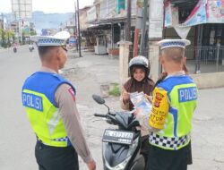 Minimalisir Laka Lantas, Satlantas Polres Aceh Tengah Terus Edukasi Masyarakat Disertai Pembagian Brosur Himbaun