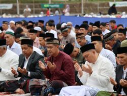 Kapolres Aceh Tengah Laksanakan Sholat ied di Lapangan Musara Alun Kabupaten Setempat