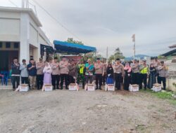 Polres Aceh Tengah Salurkan 20 Paket Sembako Pada Warga Kurang Mampu Di Kampung Blang Gele Dilanjutkan Jumat Curhat