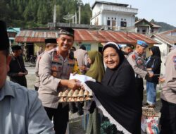 Di Sambangi Kapolres Aceh Tengah, 20 Warga Kampung Bujang Sumringah Terima Paket Sembako