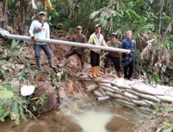Bersama Masyarakat, Aparatur Kampung Cemparam Jaya Lakukan Gotong Royong Membuat Bendungan Air Bersih