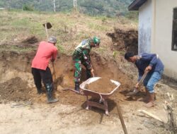 Bentuk Kepedulian Babinsa Bantu Warga Binaan menggali tanah  Halaman Rumah