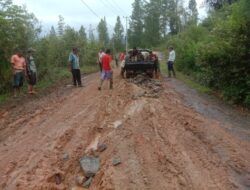 Jalan pemukiman warga kecamatan Mesidah sangat memprihatinkan