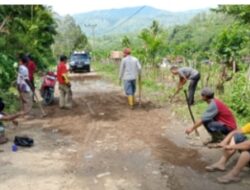 Pemuda PantanNangka gotongroyong perbaiki Jalan Kampung.