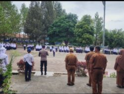 Kanit Binmas Polsek Wih Pesam Sebagai Inspektur Upacara Bendera di SMPN 2 Wih Pesam