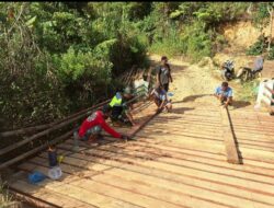 Babinsa Koramil 03/ Pegasing Bersama Warga Perbaiki Jembatan