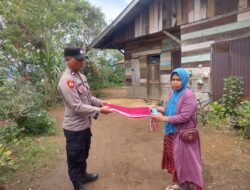 Personel Polsek Mesidah Bagikan Bendera Merah Putih Kepada Masyarakat Dalam Rangka Menyambut HUT RI Ke-79 Tahun