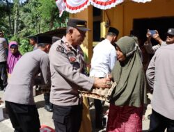 Kapolres Aceh Tengah Berikan Bantuan Sembako Pada Warga Ise Ise Kurang Mampu