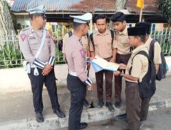 Satlantas Polres Aceh Tengah Edukasi Masyarakat Disertai Pembagian Brosur