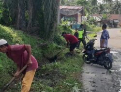Babinsa Ajak Masyarakat Gotong-royong Bersihkan Kiri Kanan Jalan