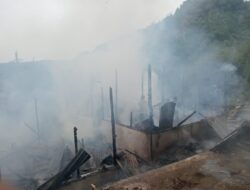 Polisi Bersama TNI Dan Warga Bantu Damkar Padamkan Kebakaran Rumah Di Kampung Wih Nongkal