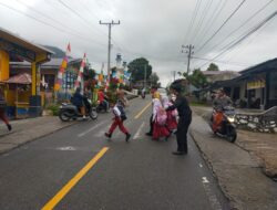 Jaga Kamseltibcarlantas, Kepolisian Sektor Silih Nara Polres Aceh Tengah Pengaturan Pagi Bantu Sebrangkan Anak Sekolah