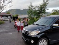 Jaga Keselamatan, Polisi Di Aceh Tengah Bantu Sebrangkan Anak Sekolah