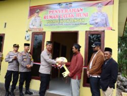 Jumat Barokah, Kapolres Aceh Tengah Serahkan 20 Paket Sembako Dan 1 Unit Rumah Layak Huni Pada Warga Simpang Kelaping Kurang Mampu