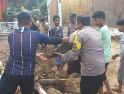 Puluhan Personel Personel Polres Aceh Tengah Kembali Lakukan Gotong Royong Di Lokasi Banjir Bandang Kecamatan Rusip Antara