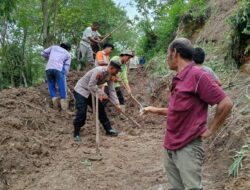 Polisi Dan Warga Gotong Royong Bersihkan Material Tanah Longsor Yang Menutupi Badan Jalan