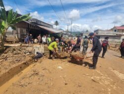 Brimob Kompi 3 Batalyon B Pelopor Evakuasi dan Membersihkan Material Longsor Di Kabupaten Aceh Tengah