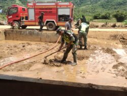 TNI Bantu Warga Bersihkan Sisa Banjir Bandang di Aceh Tengah