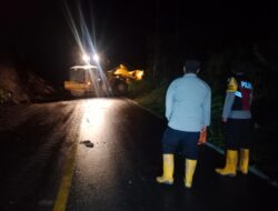 Tanggap Bencana, Polsek Silih Nara Gerak Cepat Datangi Lokasi Tanah Longsor Di Kampung Jerata