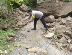 Bencana Alam Kembali Terjadi Di Jalan Uning-Pamar, Polisi Dan TNI Lakukan Penanganan Dilokasi