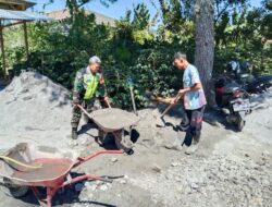 Bentuk Kepedulian, Babinsa Bantu Pengecoran Lantai Rumah Warga