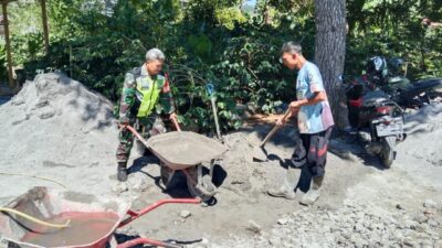 Bentuk Kepedulian, Babinsa Bantu Pengecoran Lantai Rumah Warga