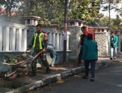 Bersama Masyarakat, Babinsa Melaksanakan Karya Bakti Bersihkan Jalan