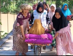 Rujuk Ibu Hamil Dengan Resiko Tinggi,Gunakan Grek Sorong Lewat Jembatan Desa Reje Payung,