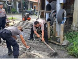 TNI-Polri di Aceh Tengah Gotong Royong Tambal Jalan Berlubang Dan Pembersihan Drainase