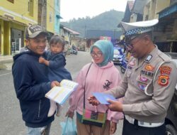 Minimalisir Laka Jelang Nataru, Satlantas Polres Aceh Tengah Sosialisasi Pengendara Disertai Pembagian Buku Dan Stiker Tertib Berlalulintas