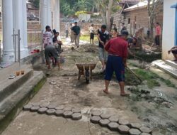 Jum’at Bersih,Warga PantanNangka gotong Royong Bersihkan Halaman Sekitar Masjid