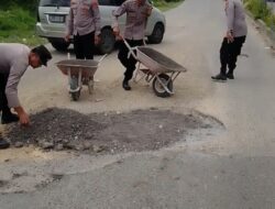 Cegah Laka Lantas Polisi Di Aceh Tengah Tambal Jalan Rusak Berlubang
