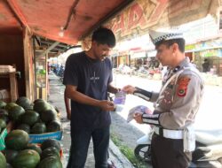 Satlantas Polres Aceh Tengah Sosialisasikan Tertib Berlalulintas Kepada masyarakat Disertai Pembagian Brosur