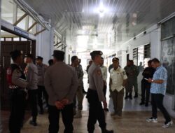 Polisi Amankan Audensi Para Tenaga Honorer Kabupaten Aceh Tengah Di Gedung DPRK