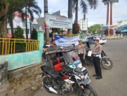 Ops Keselamatan Minimalisir Laka Lantas, Polisi Di Aceh Tengah Sosialisasi Tertib Berlalulintas Disertai Pembagian Buku