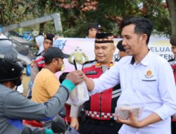 Ramadhan Berkah, Kapolres Bersama Ketua Bhayangkari Cabang Aceh Tengah Dan Mahasiswa Berbagi Takjil Kepada Masyarakat