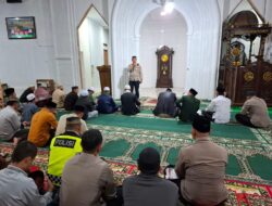 Taraweh Bersama Warga Pepayungen Angkup, Kapolres Aceh Tengah : Pastikan Saat Ke Masjid Kompor Mati Dan Awasi Anak